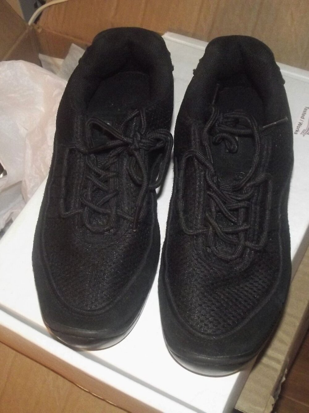 Very Nice pr of Ladies Revolution Black Mesh Shoes----Like New, sz 8